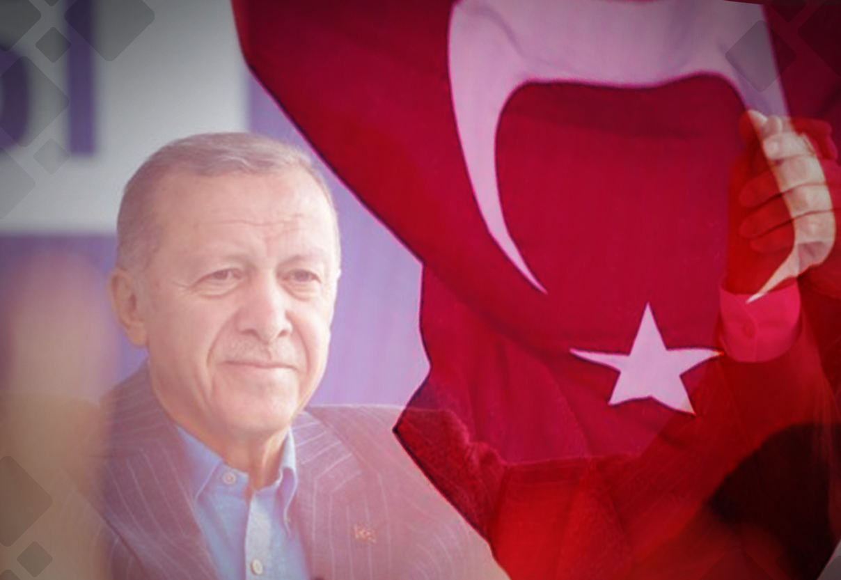 أردوغان رافعا يد النصر في انتخابات 2023 مع علم تركيا 