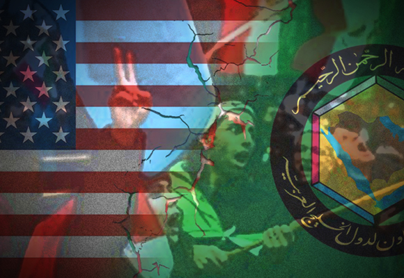 شعار مجلس التعاون الخليجي وعلم الولايات المتحدة وفي الخلفية صورة مظاهرات إيران