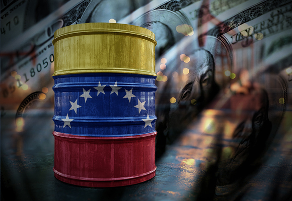برميل نفط بعلم فنزويلا وخلفه أوراق نقدية دولار أميركي