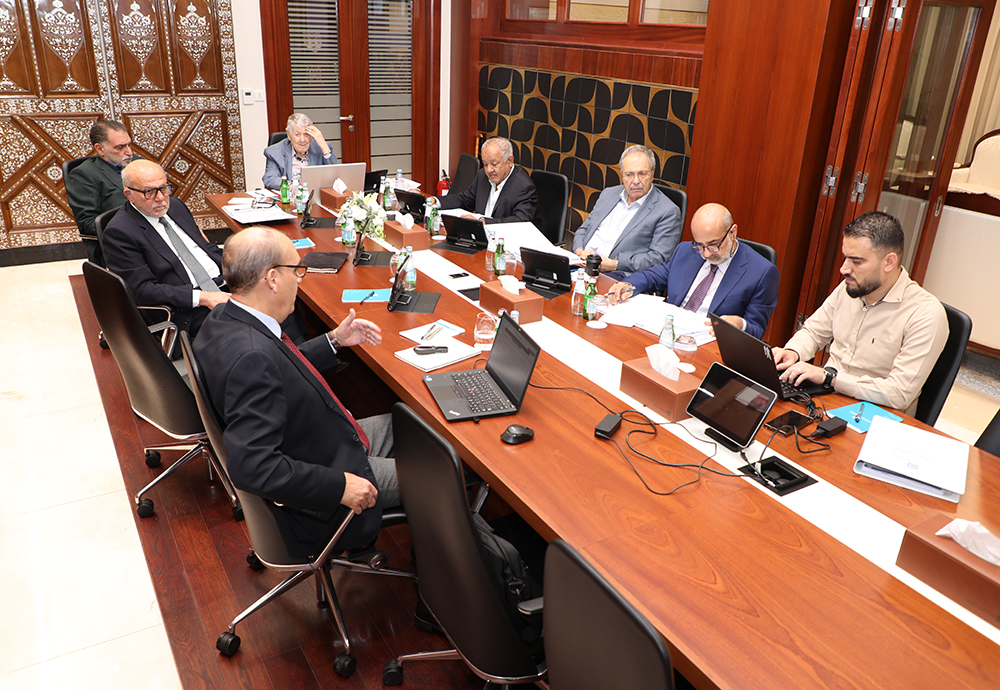د. محمد أبطوي مقدمًا تقرير مشروع دائرة المعارف العربية – أرابيكا خلال الاجتماع