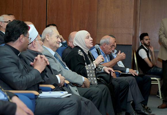 إحدى المتدخلات من الحاضرين