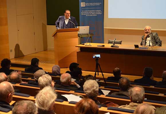 الدكتور عزمي بشارة خلال إلقائه المحاضرة في افتتاح مؤتمر المركز العربي - باريس
