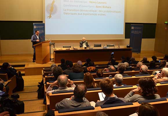الدكتور عزمي بشارة خلال تقديمه محاضرة افتتاحية في مؤتمر المركز بباريس