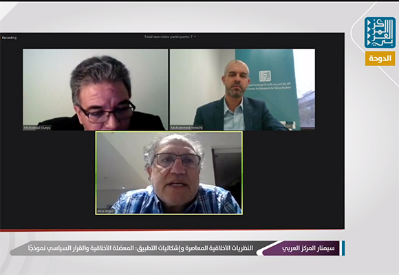 تدخل عدد من الباحثين وأساتذة معهد الدوحة لمناقشة المحاضر عبر تطبيقات الفيديو