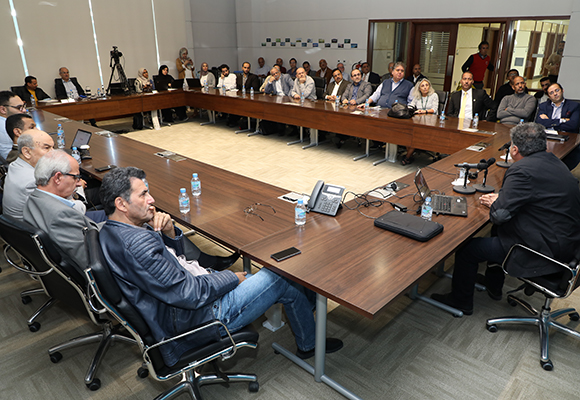 جذب المحاضر اهتمام الحضور بما قدمه من أرقام عن الأعداد الهائلة من النقوش والنصوص العربية في الاكتشافات الأثرية الحديثة