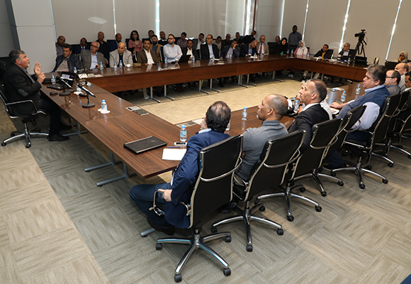 قدم المحاضر نماذج عديدة من النصوص الأثرية المكتشفة التي لم يخلو بعضها من الغرابة والطرافة