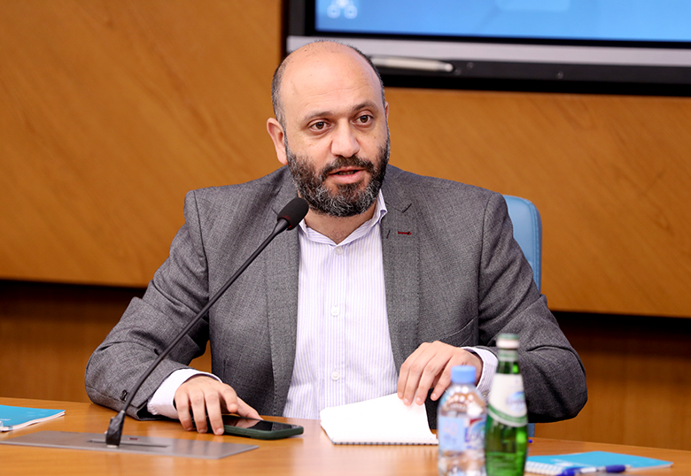 هاني عواد مترئسا جلسة السيمنار