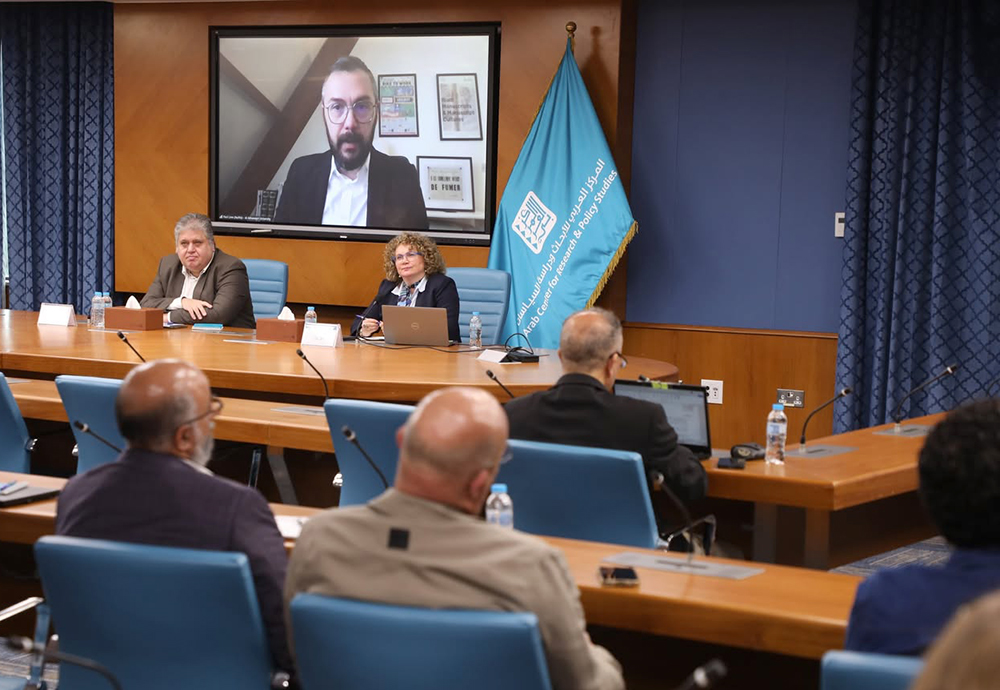 پول لوڤ معقبا على المحاضرة عن بعد