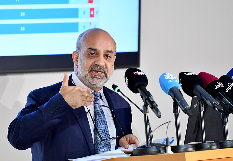 الدكتور محمد المصري مفصلا أبرز نتائج الاستطلاع خلال المؤتمر الصحفي