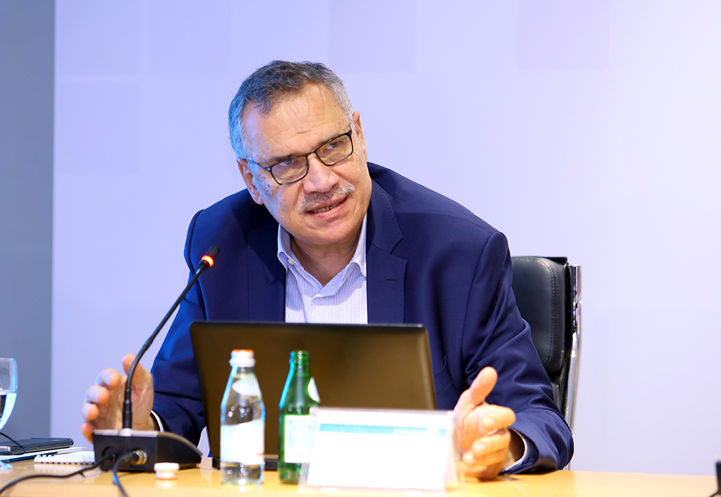 معين الطاهر: الحالة الفلسطينية بين ارتباك البنادق وتعثّر السلام