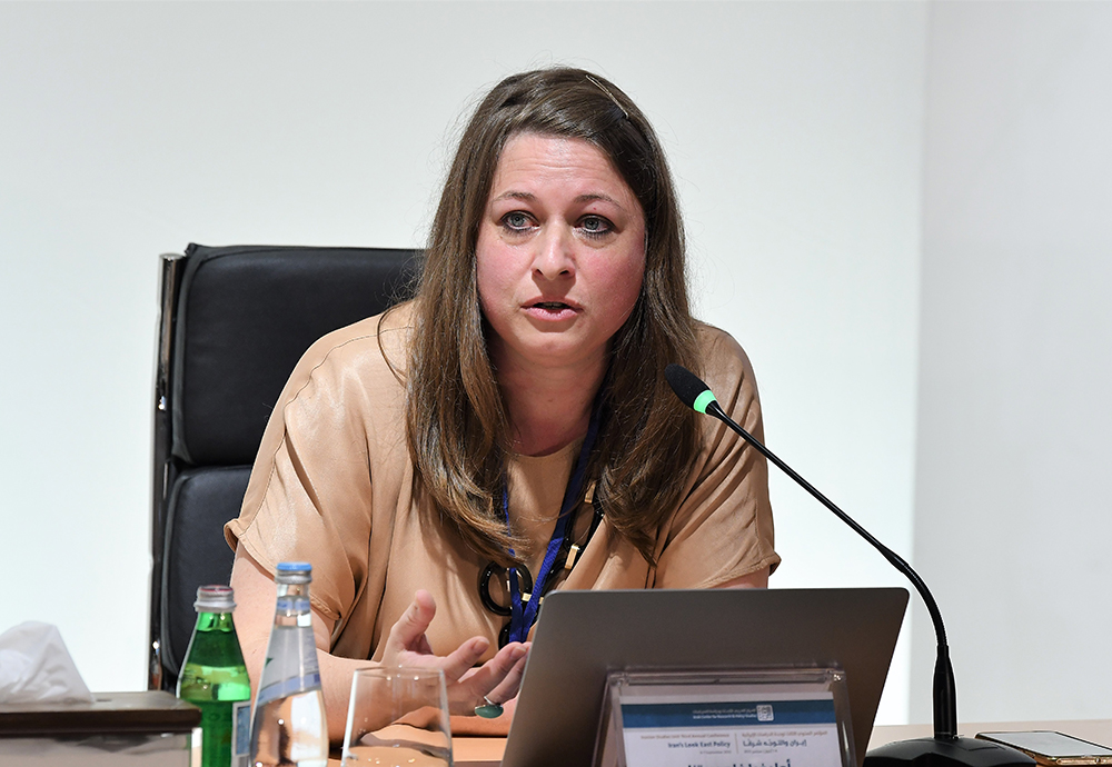 أوليفيا غلومبيتزا: جمهورية إيران الإسلامية ونهج الاتجاه شرقًا: سياسات رمزية وثقافة شعبية في سياسة إيران الخارجية