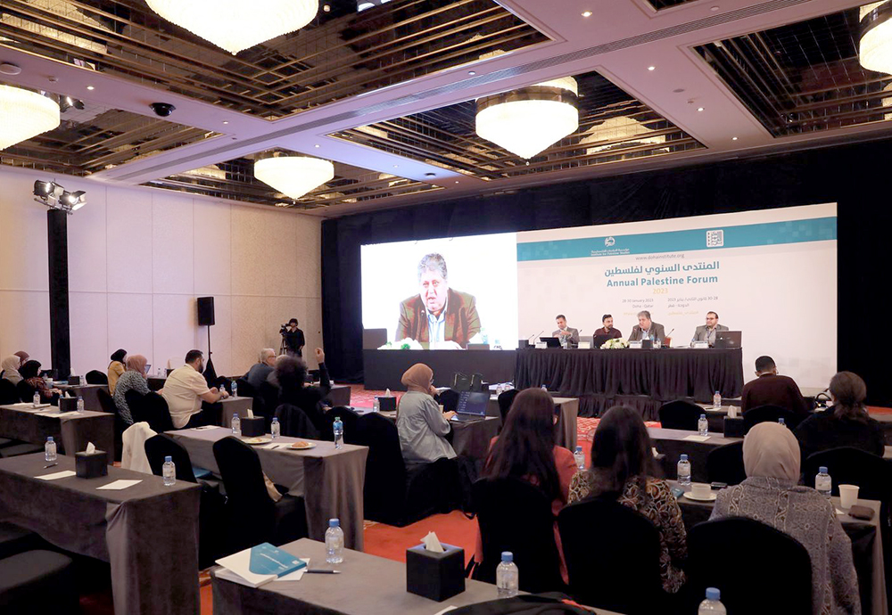 عبد الرحمن أبو عابد: مرايا الغريبة: المكان والزمان وأسئلة الذات في السِّير الذاتية