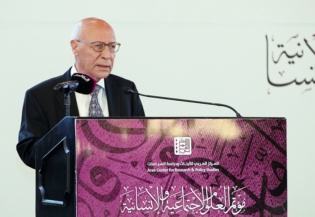 رئيس لجنة الجائزة العربية الدكتور فهمي جدعان معلنًا أسماء الفائزين
